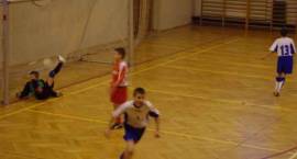 IV Halowy Turniej Piłki Nożnej Trampkarzy Młodszych o Puchar Prezesa ZKS Olimpia /Fot....