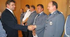 Starosta Zambrowski Stanisław Krajewski gratuluje awansu st. asp. Henrykowi...