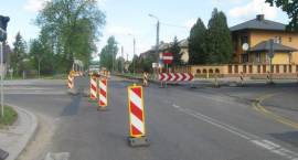 Zamknięta część skrzyżowania ul. Mazowieckiej z 71. Pułku Piechoty i nakaz skrętu w...