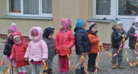 Dzieci z Miejskiego Przedszkola Nr 1 oraz uczniowie Szkoły Podstawowej Nr 4 w Zambrowie...