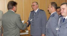 Starosta gratuluje kom. Adamowi Fabianowi awansu na nadkomisarza /Fot. Grzegorz...