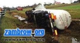 Cysterna z 18 tonami gazu wjechała do rowu niedaleko Zambrowa /fot. PSP Zambrów