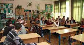 Przełamując bariery międzykulturowe uczą się języka angielskiego