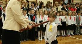 Pasowanie uczniów klas pierwszych w SP4