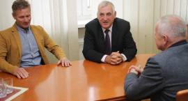 Nowy trener Olimpii powitany przez burmistrza