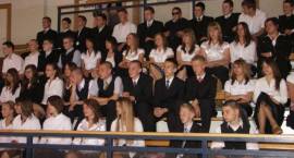 Absolwenci 2007/2008 Miejskiego Gimnazjum nr 1 w Zambrowie podczas uroczystości...