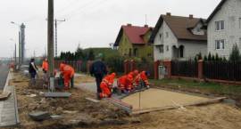 Trwa układanie chodnika oraz wjazdów na posesje prywatne przy ul. 71 Pułku Piechoty,...