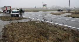 Skutki zderzenia dwóch aut na drodze nr 66 koło Wdziękonia Drugiego w dn. 31.03.2012 r....