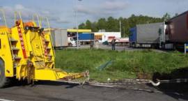 Skutki zderzenia, w którym udział brały 4 ciągniki siodłowe z naczepami, w poniedziałek...