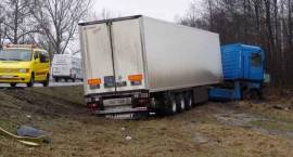 Skutki czołowego zderzenia Tira z Peugeotem na krajowej ósemce /Fot. Marek Rytelewski...