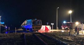 Wypadek na przejeździe kolejowym w Czerwonym Borze. Droga zablokowana