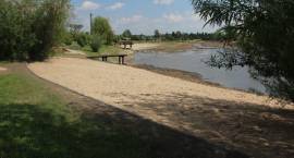 Zalew miejski pięknieje - nowy pomost i usypana plaża