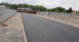 Kładą asfalt na nowej ulicy Produkcyjnej
