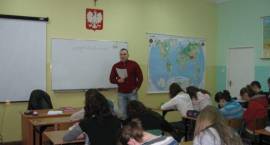 mł. asp. Tomasz Kalinowski prowadzi zajęcia w LO w ZSA /Fot. Anna Kulesza