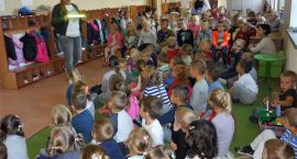 Dzieci z MP6 spotkały się z pracownikiem policji, fot. MP6 Zambrów