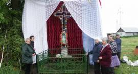 Mieszkańcy Zambrowa przygotowują ołtarze /Fot. Grzegorz Zawistowski