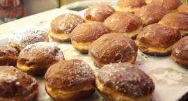 W kolejce po pączki. Dziś Tłusty Czwartek.