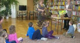 Przedszkolaki na tropie jesieni w bibliotece miejskiej