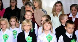 Ślubowanie uczniów klas pierwszych /Fot. Tadeusz Krassowski, www.zambrow.org
