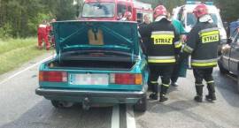 Skutki wypadku na drodze Zambrów-Łomża przy przejeździe kolejowym