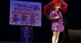 Przedszkolaki śpiewały na scenie