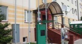 InfoBox przed budynkiem przy ul. Fabrycznej 3 /Fot. Daniel Miedzik