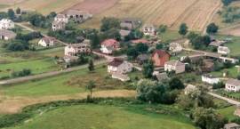 Panorama wsi z widoczną rzeką Jabłonką (widok z lotu ptaka) /fot. Katarzyna Walendziak