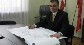 Starosta Zambrowski ogląda plany budowy sali sportowej przy ZS1