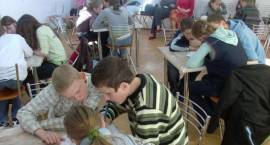 Uczestnicy konkursu rozwiązują test /Fot. Daniel Miedzik