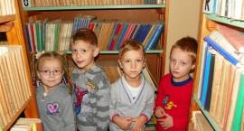 Pięciolatki z MP3 z wizytą w bibliotece szkolnej w SP3