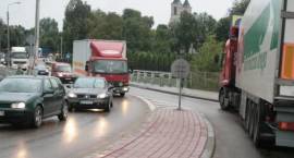 Przez awarię układu hamulcowego w ciężarówce w centrum miasta natychcmiast pojawiły się...