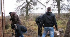 Wolontariusze w ZSA pomagali w sprzątaniu jednej z posesji na terenie Gminy Zambrów