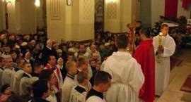 Liturgia Wielkopiątkowa w kościele pw. Trójcy Przenajświętszej /Fot. Jarosław Jankowski