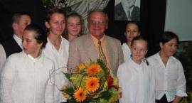 Mistrz olimpijski - Jerzy Kulej z uczniami SP3 /Fot. GZAW