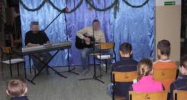Spotkanie świąteczne w świetlicy socjoterapeutycznej SP4. Oprawę muzyczną przygotowali...