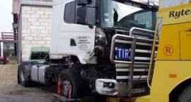 Skutki piątkowej kolizji osobowego Renault z ciężarową Scanią /Fot. SOS Assistance...