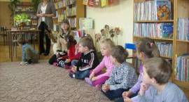 Przedszkolaki na tropie jesieni w bibliotece miejskiej