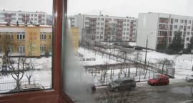 Szyb windowy z tułu budynku przy ul. Fabrycznej 3