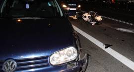 Kolizja w centrum Zambrowa. Kierowca osobowego VW Golfa uderzył w motocykl