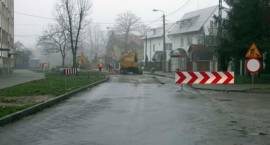 Remont ul. Konopnickiej - zakaz ruchu wszelkich pojazdów - widok po skręcie w ul....