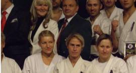Anna Kaczynska klęczy pierwsza z lewej