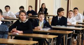 Uczniowie klas szóstych SP5 chwilę przed rozpoczęciem sprawdzianu