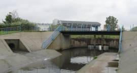 Wykonawca prac musi poczekać aż dno wobrze wyschnie, zanim wjedzie tu ciężki sprzęt...