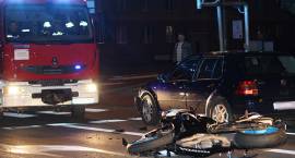 Kolizja w centrum Zambrowa. Kierowca osobowego VW Golfa uderzył w motocykl