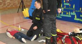 Policjanci i strażacy rozmawiają z uczniami o bezpieczeństwie