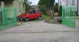 70-letni kierowca Fiata CC staranował betonowy płot i rozbił się na ścianie domu w...