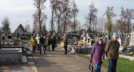 Mieszkańcy Zambrowa przygotowują groby swoich bliskich do świąt, 30.10.2008 r., fot....