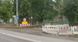 Trwają prace budowlane nad chodnikiem wzdłuż Al.Woj.Pol.(2008.07.24) /Fot. Daniel Miedzik