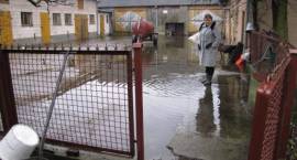Zalane podwórze i zabudowania państwa Bączyków w Sędziwujach
