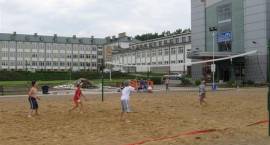 Miejska Plaża przy pływalni cieszy się bardzo dużym powodzeniem. /fot. Łukasz Laskowski